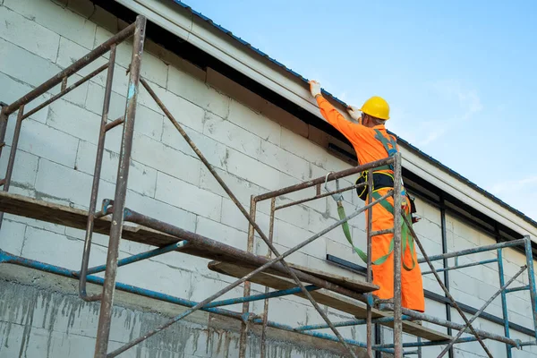 Trabalhador Telhado Desgaste Uniforme Proteção Linha Segurança Trabalhando Instalar Novo — Fotografia de Stock