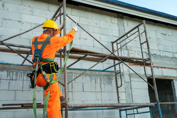 Travailleurs Construction Portant Une Ceinture Sécurité Pendant Travail Hauteur Concept — Photo