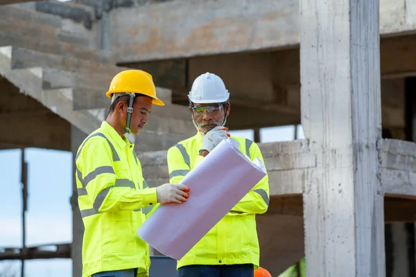 Architekt Arbeitet Mit Bauplänen Auf Einer Baustelle Und Skizziert Ein — Stockfoto