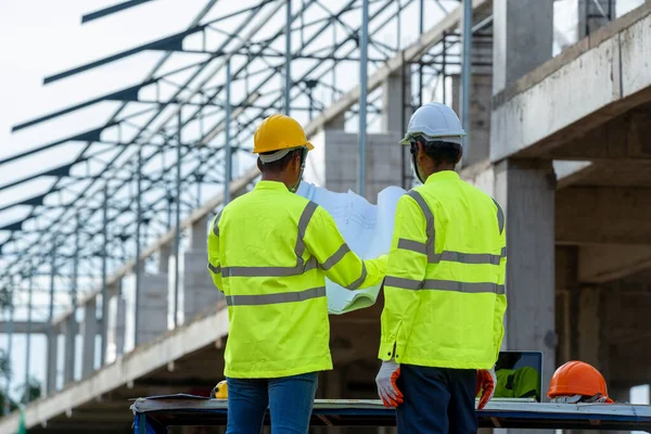 Architekt Arbeitet Mit Bauplänen Auf Einer Baustelle Und Skizziert Ein — Stockfoto