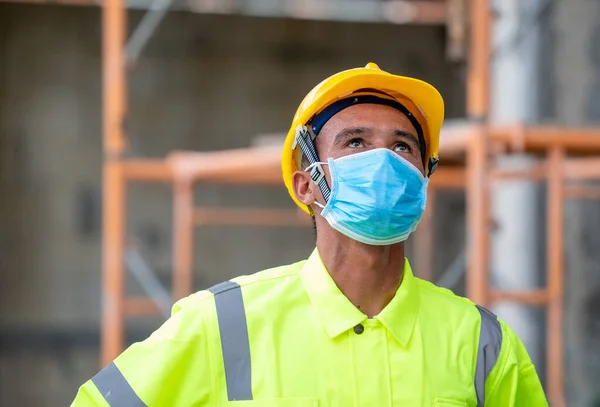 Trabalhador Construção Usar Máscaras Protetoras Para Segurança Canteiro Obras Conceito — Fotografia de Stock