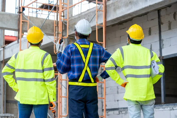 Ingenieurgruppe Mit Schutzmaske Zum Schutz Vor Covid Nutzt Funkkommunikation Für — Stockfoto