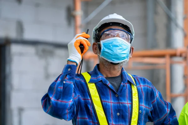 Bauarbeiter Tragen Mundschutz Zur Sicherheit Auf Der Baustelle Konzept Zur — Stockfoto