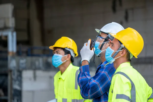 Grupo Engenheiros Usando Máscara Protetora Para Proteger Contra Covid Usar — Fotografia de Stock