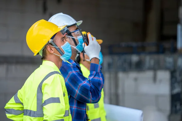 Engenheiro Civil Grupo Usando Máscara Protetora Durante Inspeção Canteiro Obras — Fotografia de Stock