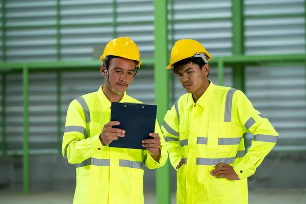 Travailleur Entrepôt Avec Équipement Sécurité Tableau Stock Contrôle Travail Pour — Photo