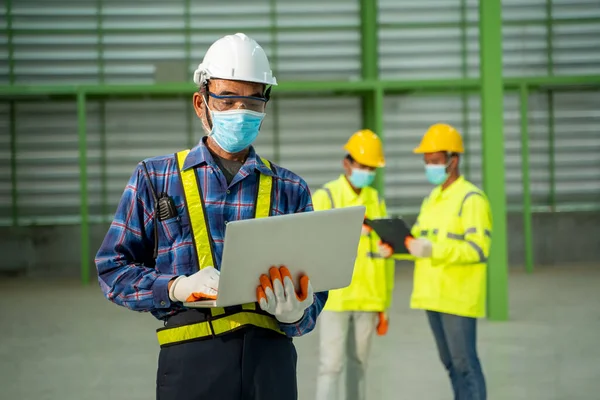 Trabajador Almacén Con Máscara Protectora Para Proteger Contra Covid Durante — Foto de Stock