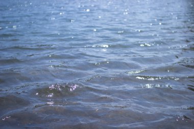 Bokeh ile arka plan. Suüzerindeki dalgalar