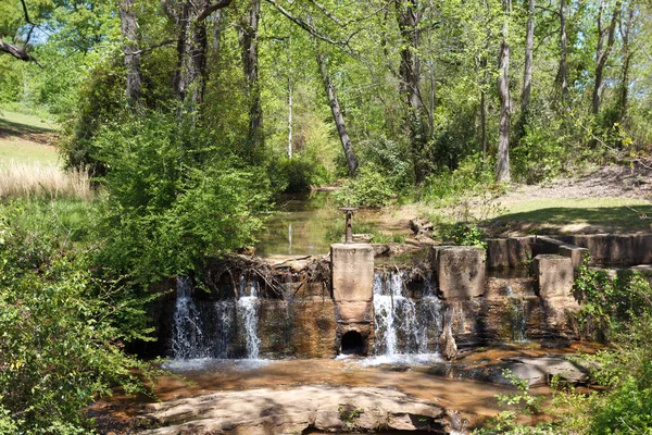 Paesaggio Con Fiume Montagna Una Piccola Cascata — Foto Stock