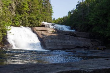 Dağ nehir ve şelaleler güneşli bir yaz. Üçlü Falls, Dupont eyalet ormanı, Nc, ABD