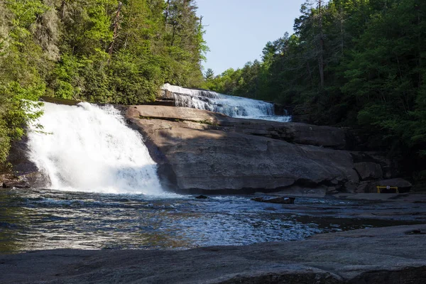 Dağ nehir ve şelaleler güneşli bir yaz. Üçlü Falls, Dupont eyalet ormanı, Nc, ABD