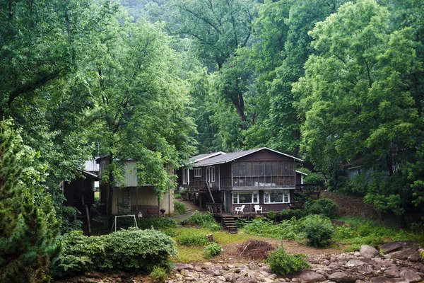 Nehir kıyısında dağlardaki evde. Baca, Nc, ABD