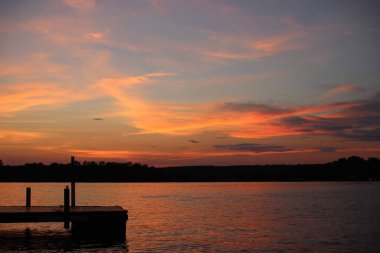 Güzel gökyüzü ve gün batımı gölde. Göl Bowen, Inman, Sc, ABD 