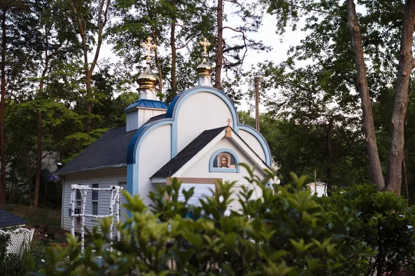 Uma Pequena Igreja Ortodoxa Russa Pequenas Cúpulas São Visíveis Por — Fotografia de Stock