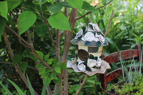 多くの花が美しい公園 秘密の花園 チムニー ロック ノースカロライナ州 家の形で面白いと創造的な鳥の送り装置は緑白色の花から成っています — ストック写真