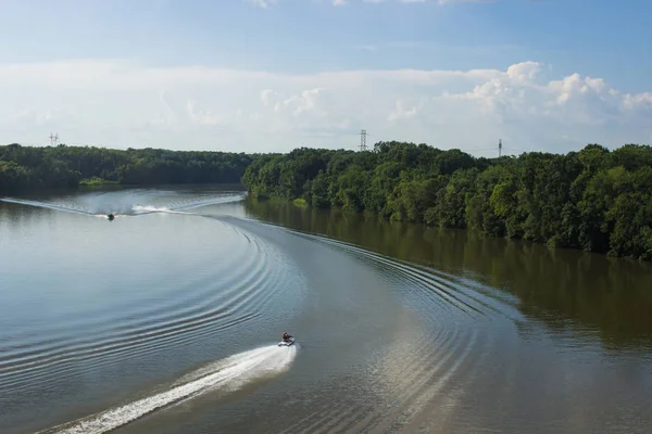 Grande Lago Verão Que Barcos Motor Flutuam — Fotografia de Stock