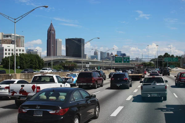 Bir megacity bir yaz günü. Otoyolda araba köprü ve gökdelenler seyahat vardır. Atlanta, Ga / ABD - 3 Temmuz 2018: şehir aşağı