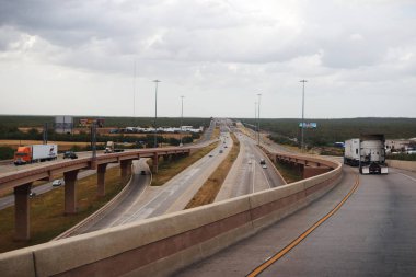 Yüksek bize köprüler otoyollar katmanlı. Dallas, Tx / Amerika Birleşik Devletleri - 5 Temmuz 2018