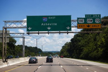 Dağlar ve tepeler gün güneşli yaz arasında güzel bir manzara otoyol boyunca otomobil ve kamyon sürücüsü. Asheville, North Carolina / Amerika Birleşik Devletleri - 8 Temmuz 2018