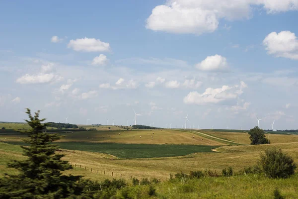 Bela Paisagem Pitoresca Verão Campos Verdes Montanhosos Nos Quais Fardos — Fotografia de Stock