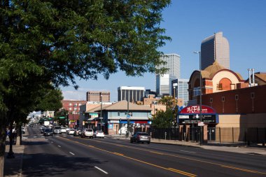 Yaz güneşli gün Amerikan şehirde sokağa. Şehir Otoban araba gidin. Denver, Colorado / Amerika Birleşik Devletleri - 12 Temmuz 2018