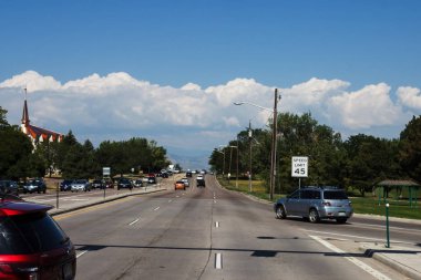 Yaz güneşli gün Amerikan şehirde sokağa. Şehir Otoban araba gidin. Denver, Colorado / Amerika Birleşik Devletleri - 12 Temmuz 2018