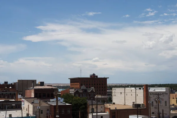 Cityscape yaz günü. Dağların fon karşı küçük bir Amerikan şehir binaların çatı.