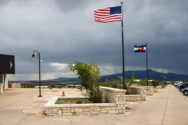 Rekreasyon alanı Santa Fe izinde. Colorado devlet ve ABD bayrakları rüzgarda uçuşuyor.