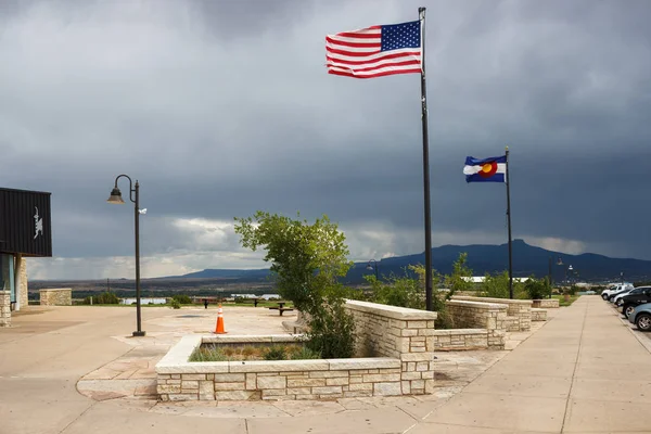 Rekreasyon alanı Santa Fe izinde. Colorado devlet ve ABD bayrakları rüzgarda uçuşuyor.