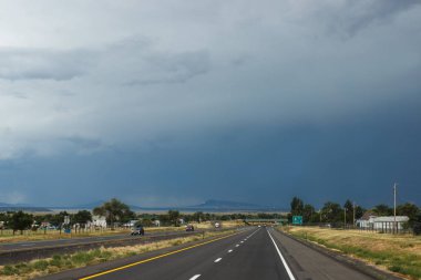 Karayolu küçük bir kasaba geçerek, ufukta Dağları görebiliriz. Yağmur otoyollar üzerindeki önceki yaz gün