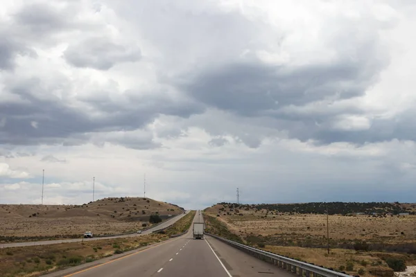 Estrada Com Sinais Estrada Nas Laterais Entre Altas Montanhas Nas — Fotografia de Stock