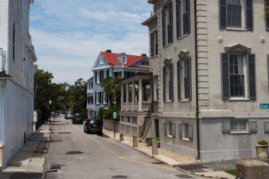 Eski evleri yaz güneşli gün sokakta. Charleston, Güney Karolina / Amerika Birleşik Devletleri - 21 Temmuz 2018