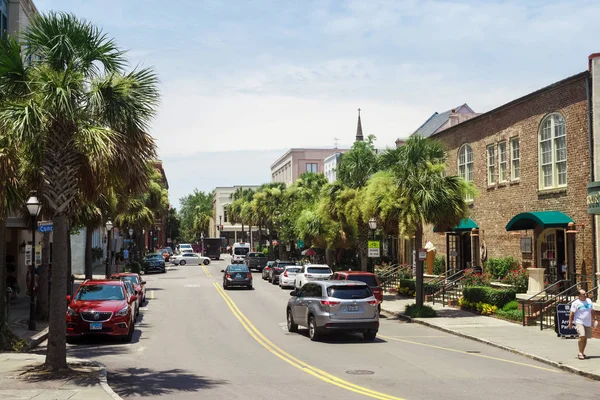 Charleston tarihi merkezi Güney Carolina yılında ABD'de güneşli yaz gününde sokaklarda. Şehir yaz sokaklarda, arabalar tarafta stand, uzun palmiye ağaçları büyümek, güzel evler standı.