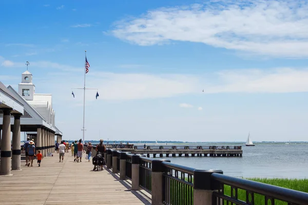 İnsanlar iskele güneşli yaz gününde yürüyüş. Joe Riley Waterfront Park. Charleston, Sc / ABD - 21 Temmuz 2018