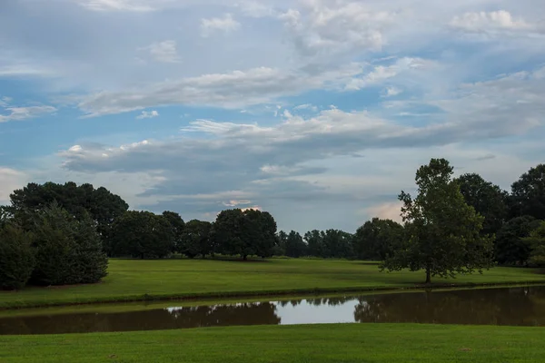 美しい夏公園の木 緑の芝生と大きな池 美しい青い空の雲 パーク ミリケン樹木園 スパルタンバーグ サウスカロライナ — ストック写真