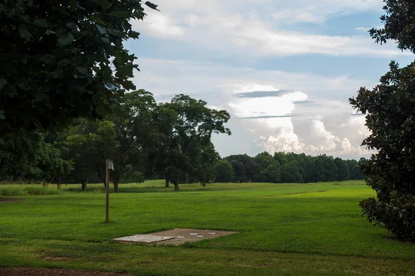 Parque Com Gramado Verde Suave Belas Árvores Nuvens Pitorescas Lindas — Fotografia de Stock