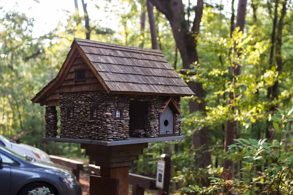 Petite Maison Pierre Décorative Avec Fenêtres Une Porte Aménagement Paysager — Photo