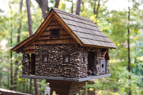 Pequeña Casa Piedra Decorativa Con Ventanas Una Puerta Diseño Paisaje — Foto de Stock