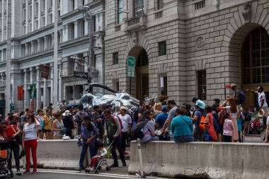 Wall Street'teki Charging Bull heykelinin etrafında çok sayıda turist toplanıyor. New York, Manhattan, Broadway.