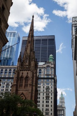 New York 'un gökdelenleri gökyüzüne karşı. New York 'un mimarisi. New York, New York / Usa - Mayıs / 27 / 2019: Şehirde yaz günü