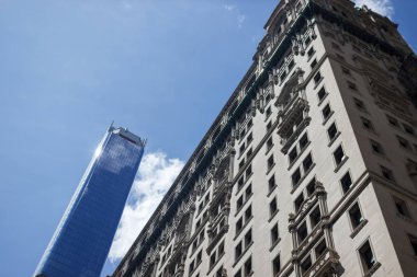 New York 'un gökdelenleri gökyüzüne karşı. New York 'un mimarisi.