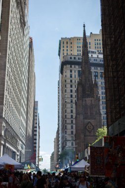 New York 'un gökdelenleri gökyüzüne karşı. New York 'un mimarisi. New York, New York / Usa - Mayıs / 27 / 2019: Şehirde yaz günü