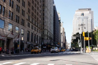 New York 'ta sarı taksi. New York 'un gökdelenleri gökyüzüne karşı. New York 'un mimarisi. Şehirde yaz günü