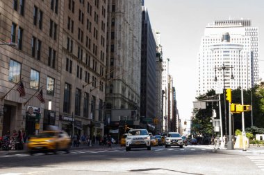 New York 'ta sarı taksi. New York 'un gökdelenleri gökyüzüne karşı. New York 'un mimarisi. Şehirde yaz günü