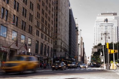 New York 'ta sarı taksi. New York 'un gökdelenleri gökyüzüne karşı. New York 'un mimarisi. Şehirde yaz günü