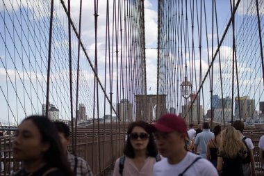 New York, Ny / Usa - 27 / 27 / 2019: New York gökdelenleri gökyüzüne karşı. New York 'un mimarisi. New York' taki Brooklyn Köprüsü. İnsanlar şehirde yürüyor.