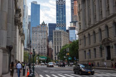 New York, Ny / Usa - 27 Mayıs / 2019: Gökdelenleri gökdelenli New York caddesi. İnsanlar büyük bir şehrin sokaklarında yürüyor..