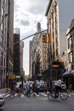New York, Ny / Usa - 27 Mayıs / 2019: New York mimarisi. İnsanlar uzun gökdelenlerin arasında yürür cadde boyunca.