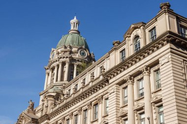 New York, Ny / Usa - 27 / 27 / 2019: New York 'un eski binalarının mimarisi mavi gökyüzüne karşı