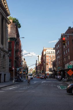 New York, Ny / Usa - 27 Mayıs / 2019: New York mimarisi. İnsanlar uzun gökdelenlerin arasında yürür cadde boyunca.